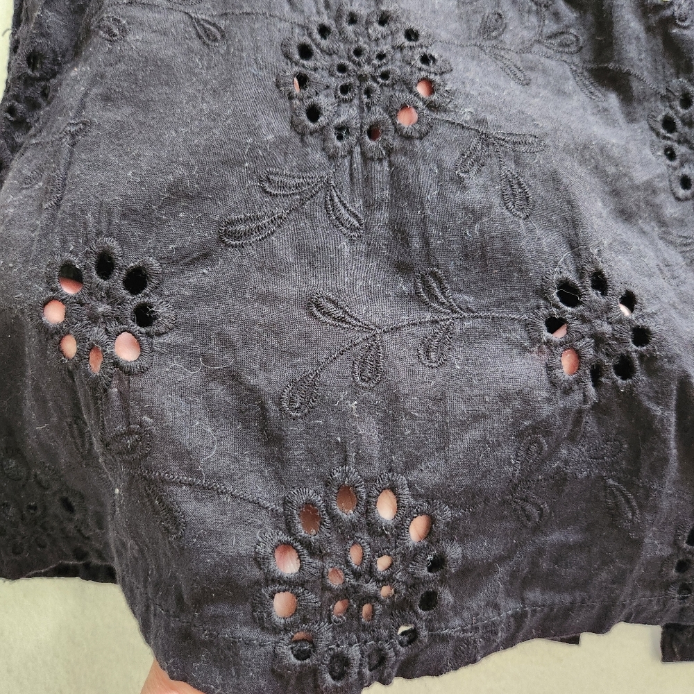 Main Strip Black Eyelet Floral Embroidered Short Sleeve Top Size Small - Picture 5 of 9